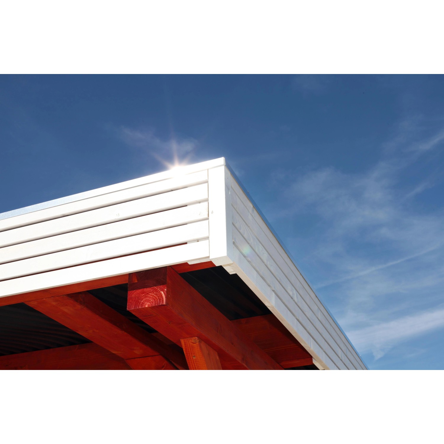 Detailansicht Skan Holz Carport Spessart, Eiche hell, mit weißer Blende vor blauem Himmel.