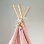 Detailaufnahme: Pastellrosa Sunny Tipi Zelt Alba mit Holzstäben und Schnur.