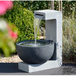 Großer Design-Gartenbrunnen mit runder Schale aus Polyresin, 52x44x65cm.
