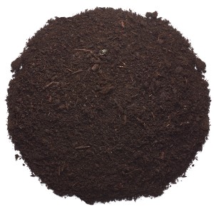 Nahaufnahme: OBI Balkon- und Kübelpflanzenerde, dunkle, krümelige Struktur.