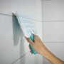 Leifheit Fliesen- & Wannenwischer Flexipad mit Teleskopstiel im Einsatz auf weißen Fliesen.