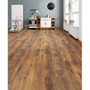 Verlegtes Living by Haro XL Laminat 8mm Eiche Fattoria im Küchenbereich mit rustikaler Holzoptik.