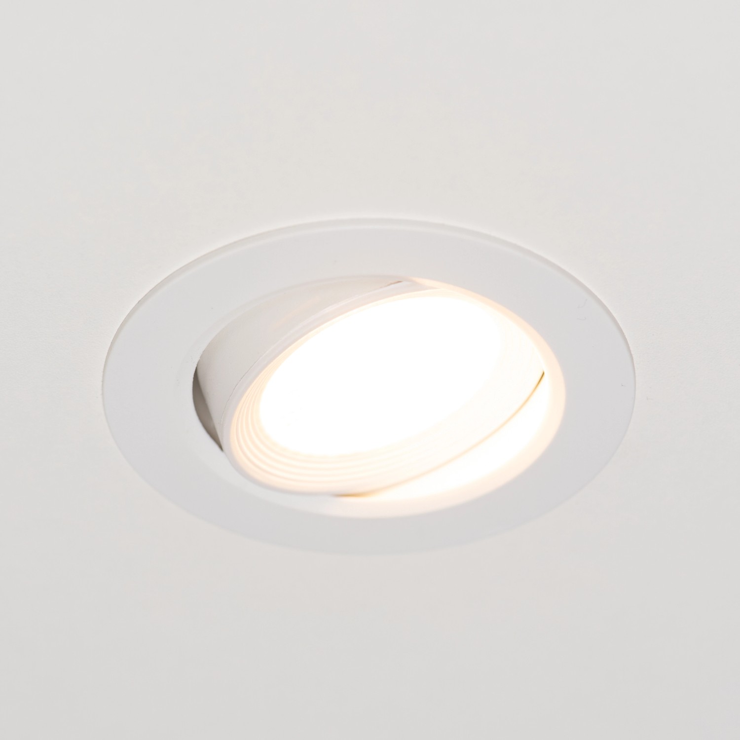 Weißer, dimmbarer LED-Einbaustrahler, 5W, 2700K, im Deckeneinbau.