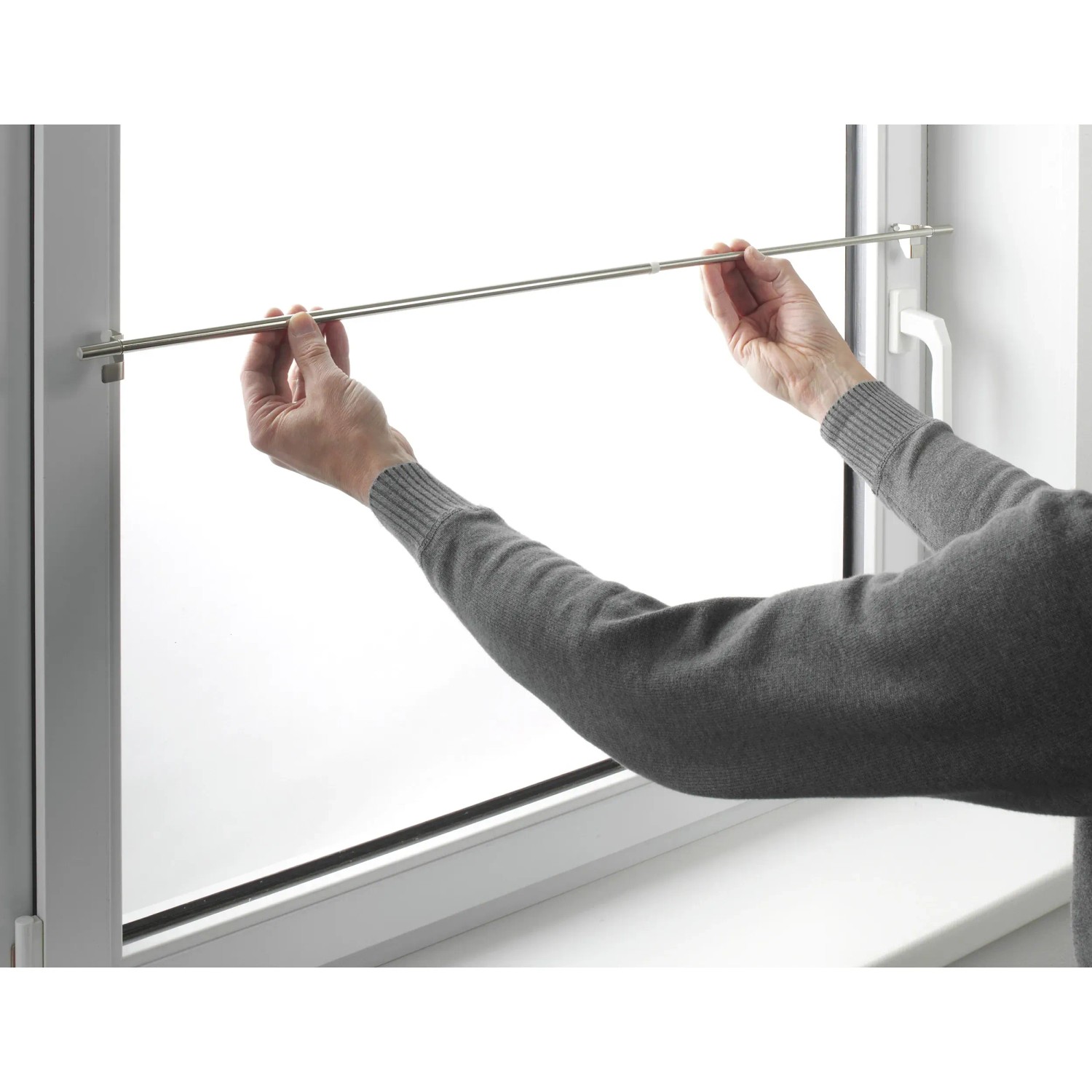 Gardinia Klemmstange Press&Go Edelstahloptik am Fensterrahmen befestigt.