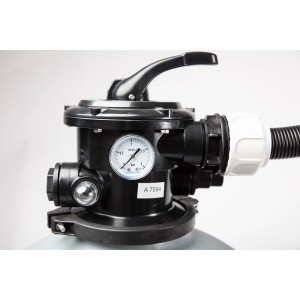 Steinbach Sandfilteranlage Compact 8: Detailansicht des 6-Wege-Ventils mit Manometer.