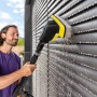 Kärcher WB 7 Plus 3-in-1 Waschbürste im Einsatz, reinigt eine Jalousie mit Wasser.