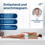 Frau liegt seitlich auf AM Gelschaum Topper. Er entlastet die Wirbelsäule, unterstützt ergonomische Schlafhaltung. Mit Physiotherapeuten entwickelt.