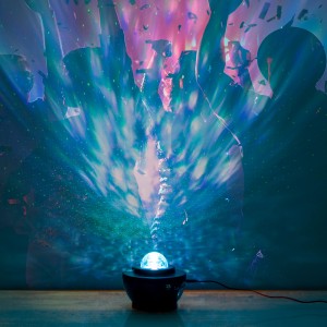 Näve LED-Projektor für Galaxy- und Wassereffekte, projiziert bunte Lichtmuster an die Wand.