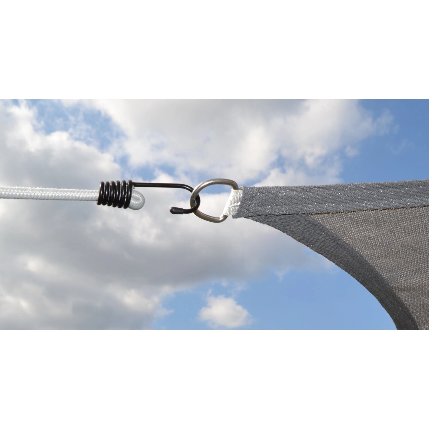 Detailaufnahme: Graues Floracord Vierecksonnensegel mit Spannseil und Befestigung.
