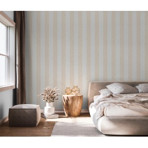 Beige Vliestapete mit Streifenmuster im Schlafzimmer. Marburg Shades Iconic 2, moderne Wandgestaltung.
