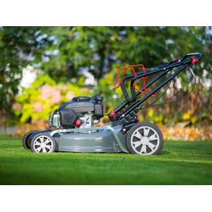 CMI Benzin-Rasenmäher C-B-51-HMA 1 auf Rasen, Seitliche Ansicht. Ideal für große Gärten.