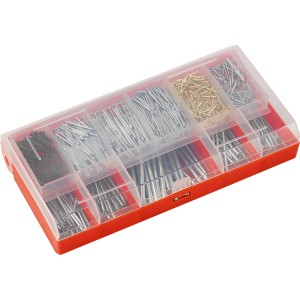 Nagelsortiment mit verschiedenen Nagelarten und -größen in einer roten Aufbewahrungsbox.