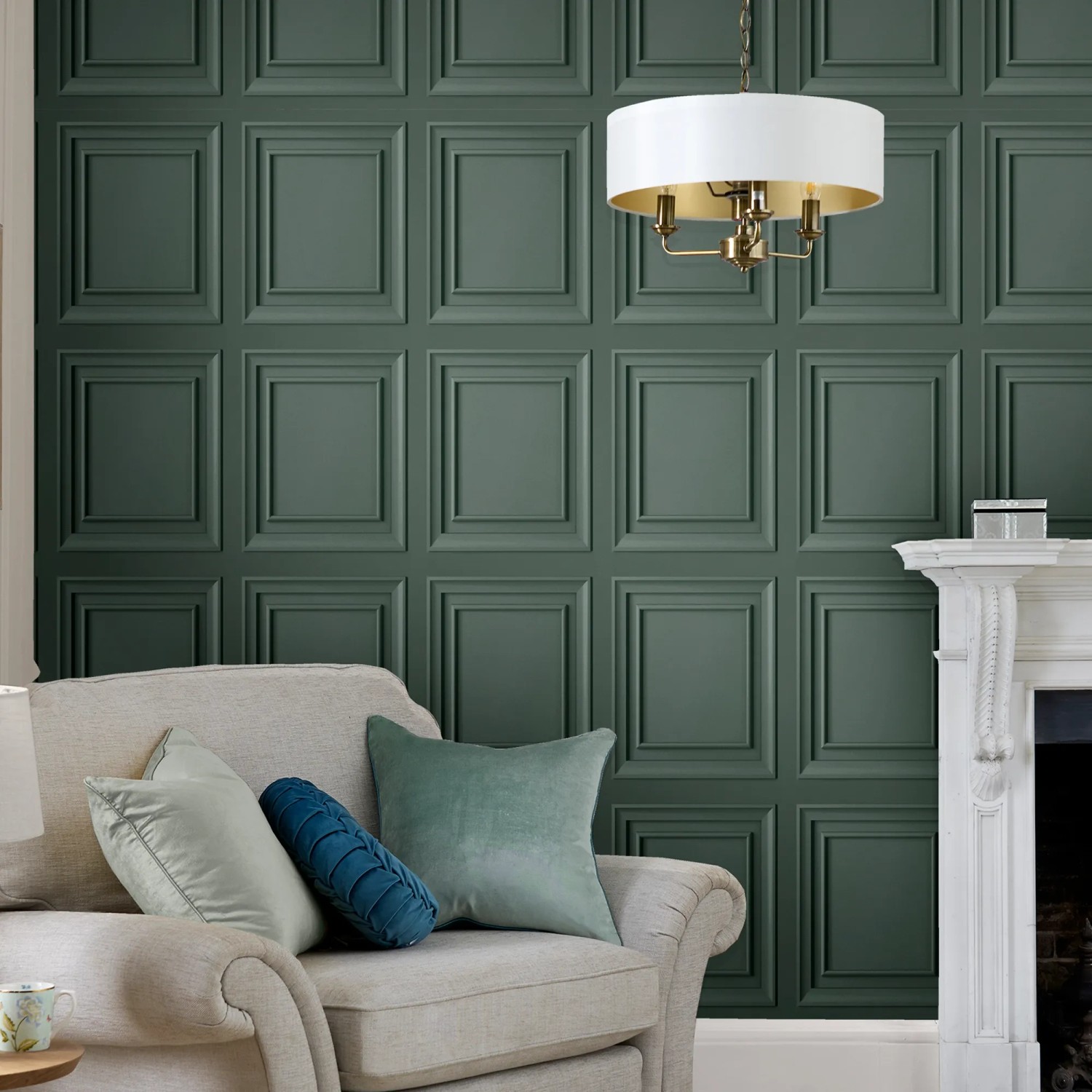 Laura Ashley Vliestapete Redbrook Wood Panel Fern Green an Wand im Wohnzimmer.