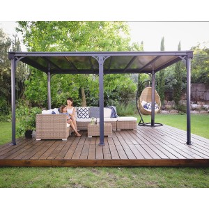 Anthrazitfarbener Palram Canopia Milano Gartenpavillon 3.1 x 4.3 m mit LED-Set im Garten.