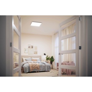 Quadratische, weiße Philips LED-Deckenleuchte Touch SceneSwitch (36 W, 2700 K) im Schlafzimmer.