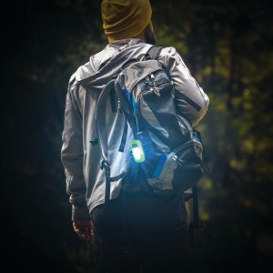 Energizer Wearable Light Speziallampe am Rucksack befestigt. Taschenlampe mit Clip für Outdoor-Aktivitäten.