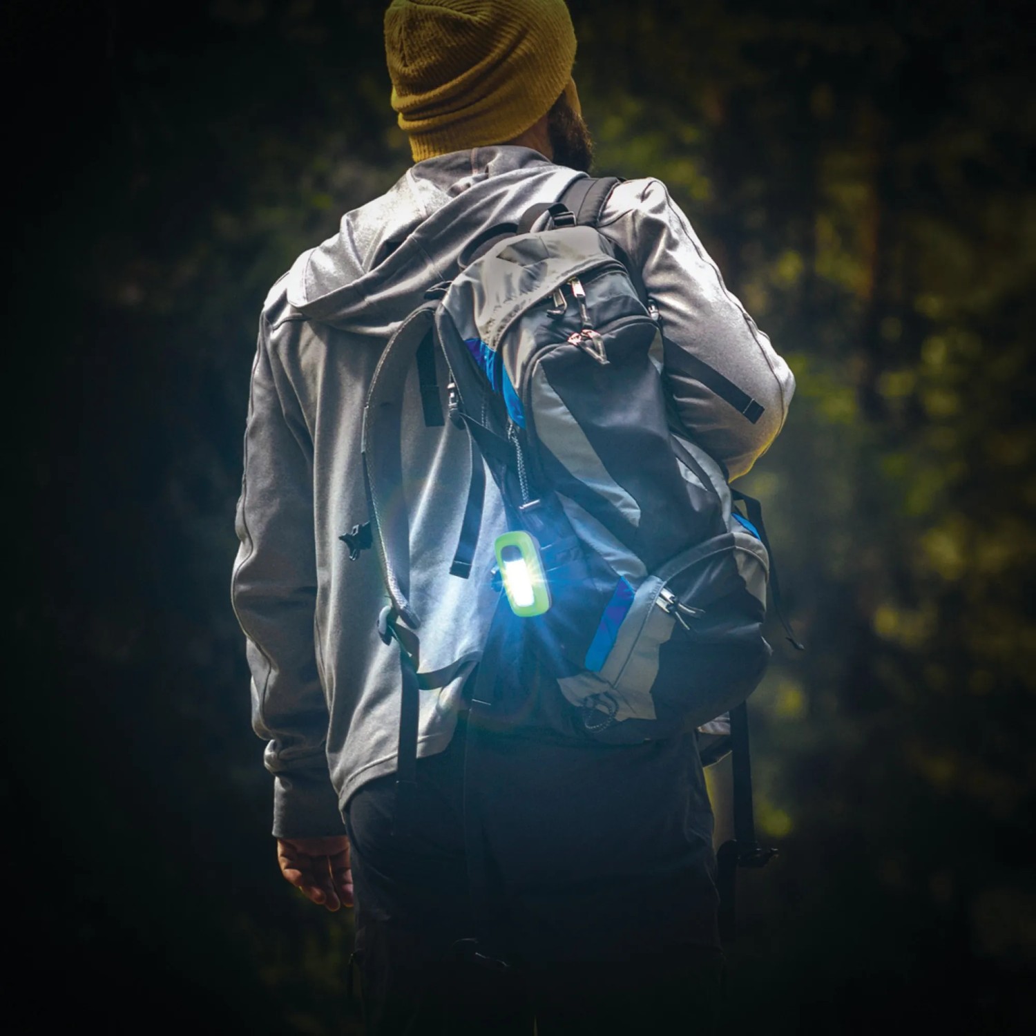 Energizer Wearable Light Speziallampe am Rucksack befestigt. Taschenlampe mit Clip für Outdoor-Aktivitäten.