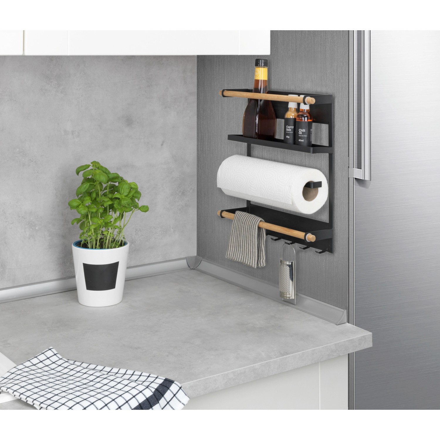 Wenko Küchenregal Magna Schwarz mit Küchenrolle, Gewürzen und Handtuch an Kühlschrank