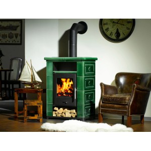 Grüner Wamsler Montafon Kaminofen (9 kW) mit Keramikverkleidung und Holzscheiten im Brennraum.