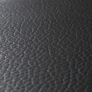 Detailaufnahme: Schwarzes Kunstleder des MCW Relaxsessels Aprilia.