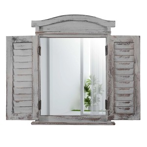 Grauer Wandspiegel im Shabby-Look mit geöffneten Fensterläden.