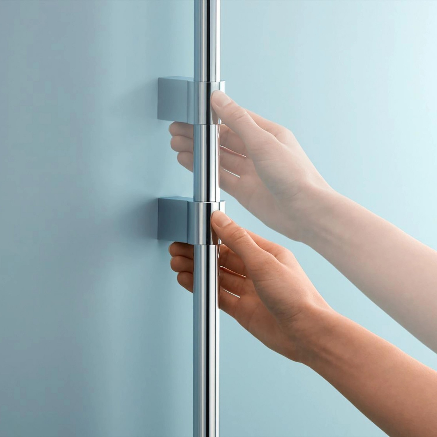 Grohe Quickfix Brausestange Vitalio Universal 900 mm mit Hand in Aktion.