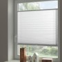 Weißes Wohnidee Plissee 40x130 cm am Fenster mit Bedienschienen.