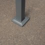 Detailaufnahme: Anthrazitfarbene Säule der Westmann Mülltonnenverkleidung Planum aus Metall.