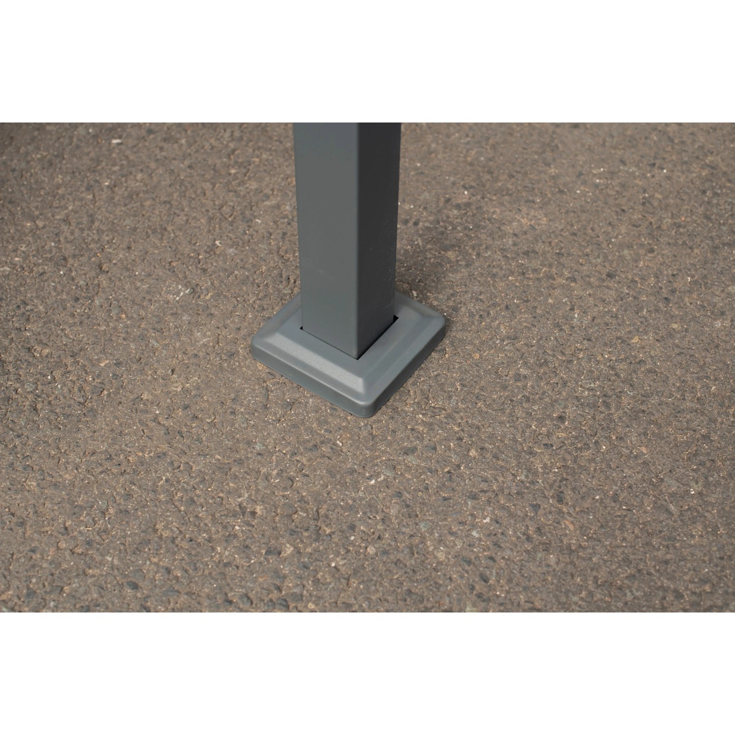 Detailaufnahme: Anthrazitfarbene Säule der Westmann Mülltonnenverkleidung Planum aus Metall.
