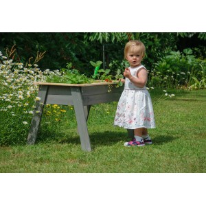 Anthrazitfarbenes Minihochbeet aus Holz (75x60x50cm) mit Kind im Garten.