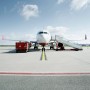 Komar Fototapete Vlies Runway mit Flugzeug auf Rollfeld, 350x250 cm.