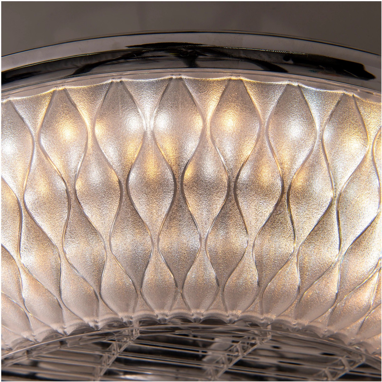 Detailaufnahme: Runde LED-Deckenleuchte Viento mit Ventilator und Muster.