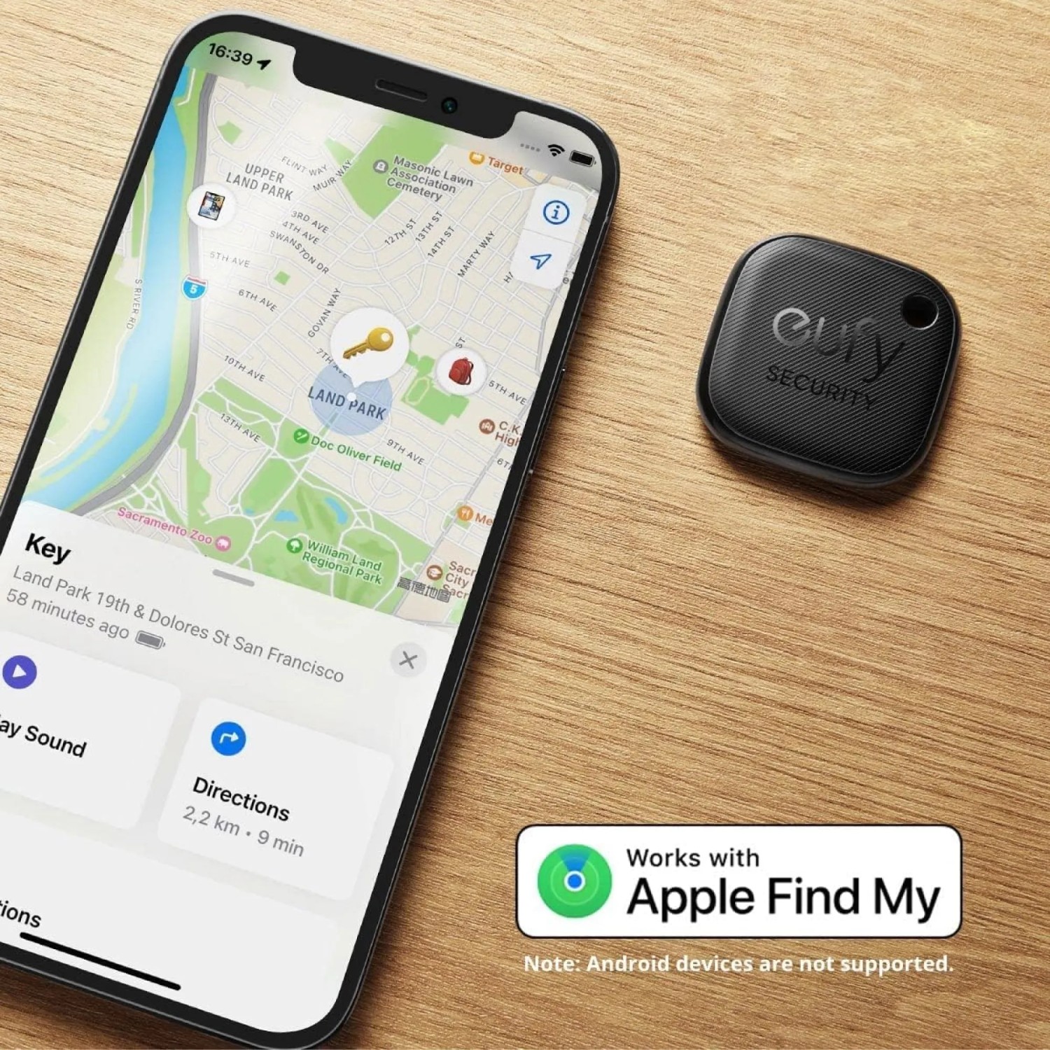 Eufy SmartTrack Link 2er-Pack neben iPhone mit Apple ''Wo ist?'' App zur Schlüsselortung.