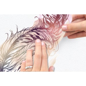 Anbringen des Komar Deko-Stickers Inspiration (50x70 cm) mit Feder-Motiv an einer Wand.