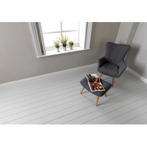 Holzboden mit Rust-Oleum Kreide-Bodenfarbe in Winter-Grau gestrichen, mit Sessel und Hocker.