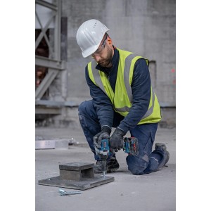 Handwerker mit Bosch Professional Akku-Drehschlagschrauber GDS 18V-750 C im Einsatz.