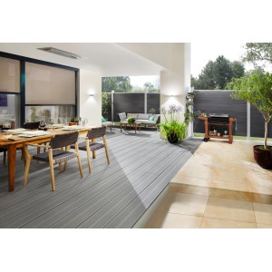 Terrasse mit Osmo BPC Terrassendielen in Hellgrau. Die Dielen sind aus Bamboo-Polymer-Composite gefertigt.