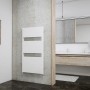 Weißer Schulte Design-Heizkörper Turin (114,3x60,5 cm) mit Anschluss unten im modernen Bad.