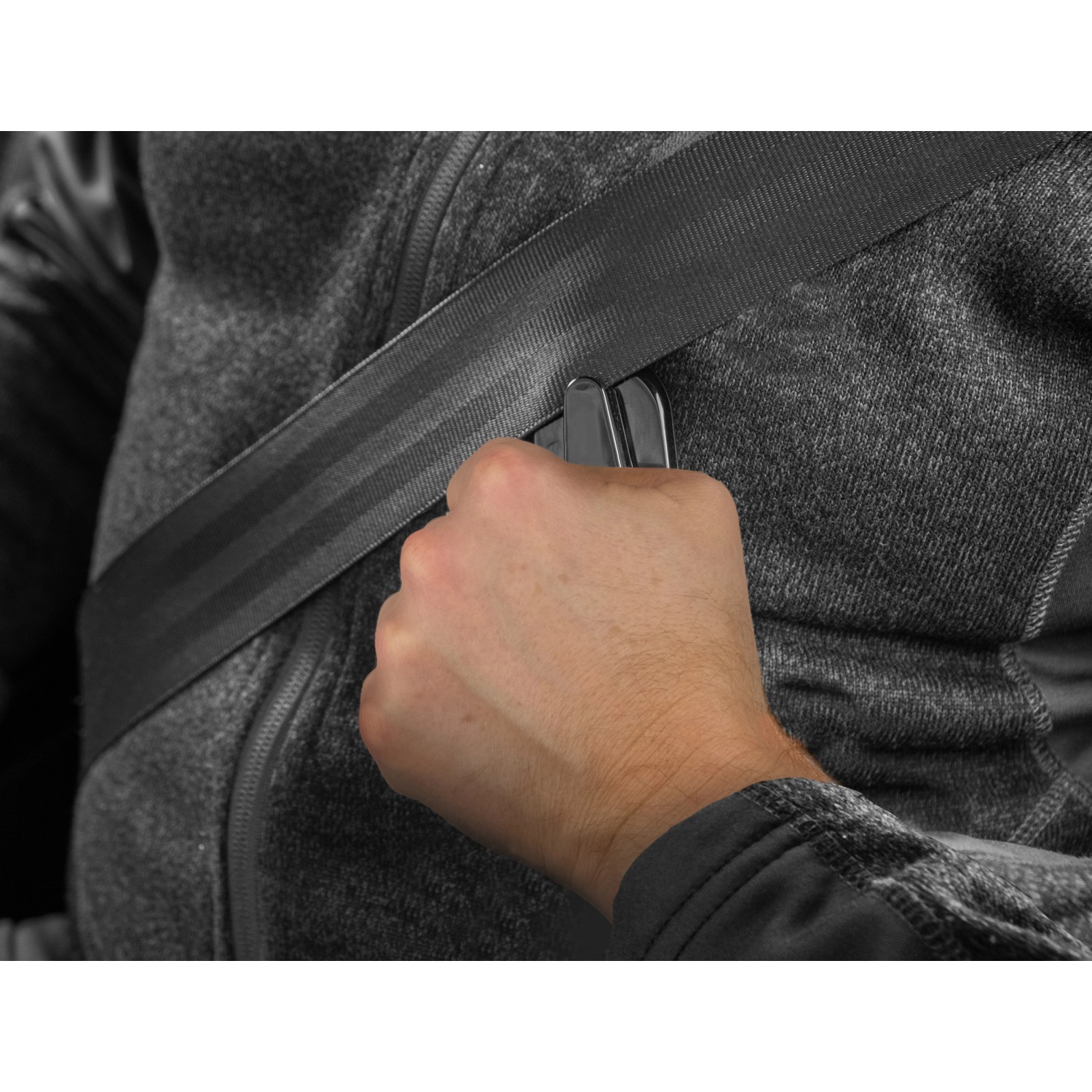 Eufab Kfz-Halterung mit Gurtschneider in Nutzung am Sicherheitsgurt.