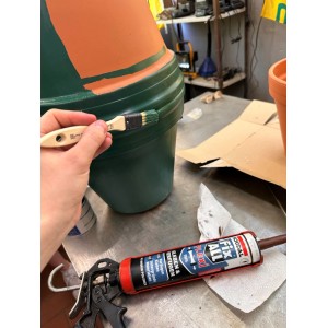 Hand bemalt grünen Terrakottatopf. Soudal Fix All Flexi Braun 470g Kartusche für Silikon & Acryl Verfugungen.