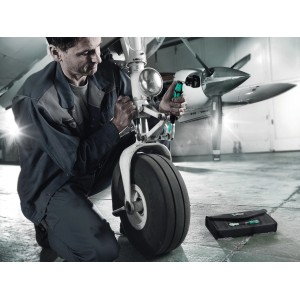 Mann arbeitet mit Wera Zyklop Speed-Knarrensatz an Flugzeugfahrwerk. Inkl. Bits und Steckschlüsseln im Set.