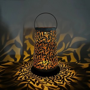 Schönenberger LED Solarlaterne Olea mit Olivenblattmuster und warmweissem Lichtschein.