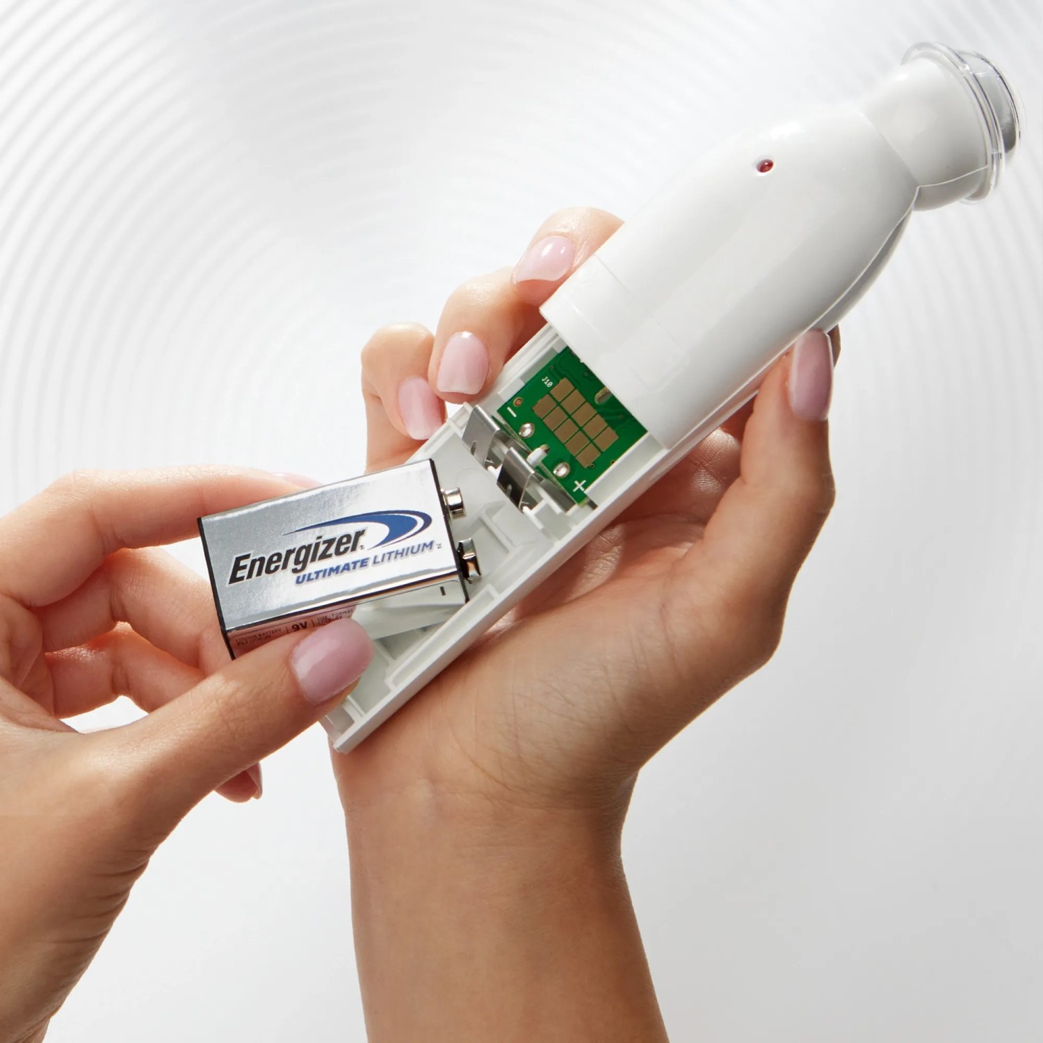 Energizer Lithium 123 Batterie wird in ein Gerät eingesetzt.