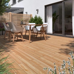 Terrasse mit Douglasie Terrassendielen 2,1x12x200cm und Gartenmöbeln.