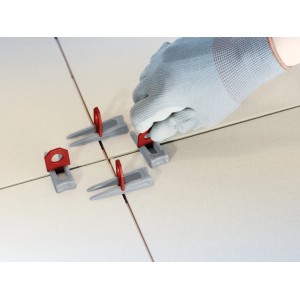 LUX Nivellierhilfe Clips (2 mm) im Einsatz zum Fliesen verlegen für gleichmäßige Fugen.