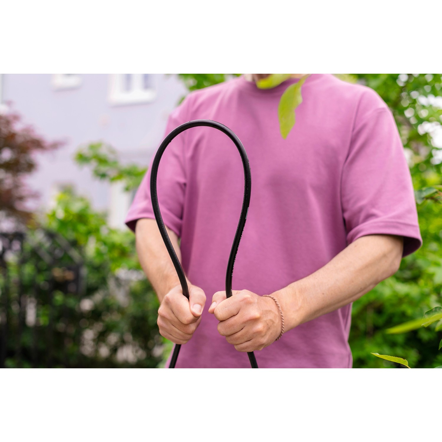 Person hält Kärcher Rohrreinigungsset PC 7.5 für Hochdruckreiniger.