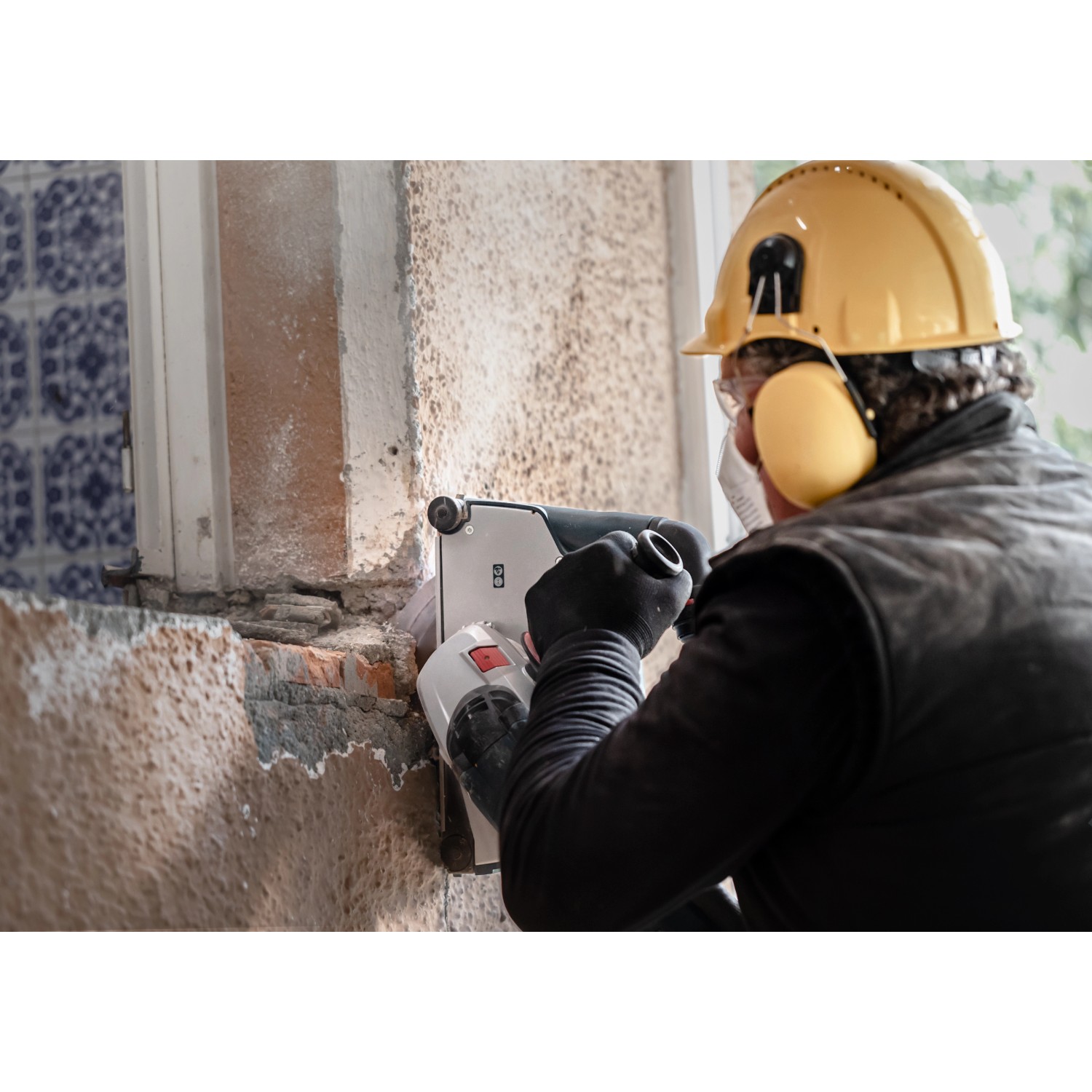 Anwender mit Bosch Expert Diamanttrennscheibe Multi Material beim Schneiden von Mauerwerk.