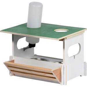 Dobar Knabberbar Hopsi: Futterbar aus Holz mit 2 Näpfen, Heuraufe und Trinkflasche für Kleintiere.
