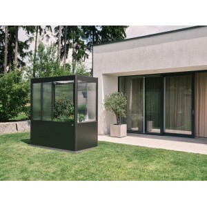 Biohort Gewächshaus Florentina Maxi, dunkelgrau-metallic, mit Pflanzen im Garten.