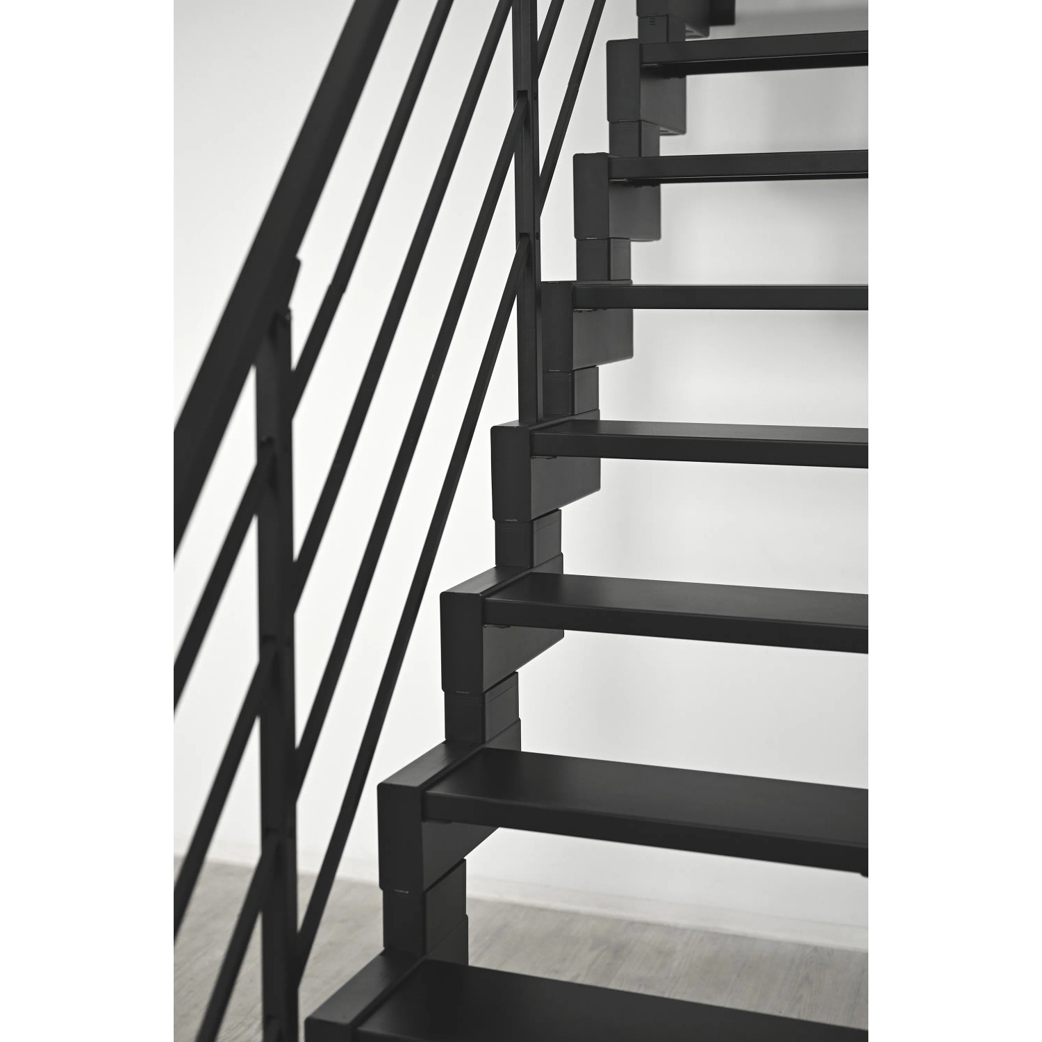 Detailansicht: Schwarze Minka Raumspartreppe Modulario Mini Steel mit Geländer.